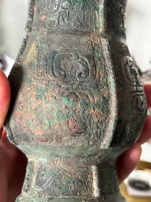 A Chinese archaic bronze food vessel and cover with taotie design, 'zhi 觶', Shang — photo 22