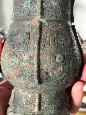 A Chinese archaic bronze food vessel and cover with taotie design, 'zhi 觶', Shang — photo 23