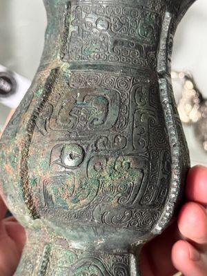A Chinese archaic bronze food vessel and cover with taotie design, 'zhi 觶', Shang — photo 24