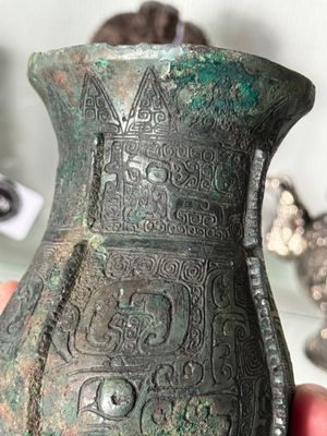 A Chinese archaic bronze food vessel and cover with taotie design, 'zhi 觶', Shang — photo 25