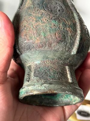 A Chinese archaic bronze food vessel and cover with taotie design, 'zhi 觶', Shang — photo 27