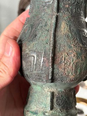 A Chinese archaic bronze food vessel and cover with taotie design, 'zhi 觶', Shang — photo 28