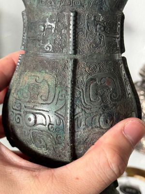 A Chinese archaic bronze food vessel and cover with taotie design, 'zhi 觶', Shang — photo 29