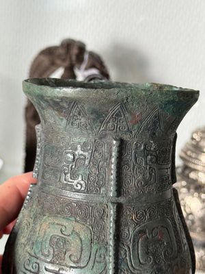 A Chinese archaic bronze food vessel and cover with taotie design, 'zhi 觶', Shang — photo 30