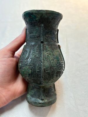 A Chinese archaic bronze food vessel and cover with taotie design, 'zhi 觶', Shang — photo 3