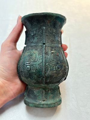 A Chinese archaic bronze food vessel and cover with taotie design, 'zhi 觶', Shang — photo 4