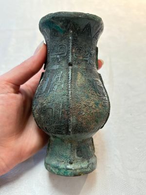 A Chinese archaic bronze food vessel and cover with taotie design, 'zhi 觶', Shang — photo 5