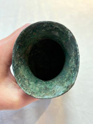 A Chinese archaic bronze food vessel and cover with taotie design, 'zhi 觶', Shang — photo 6