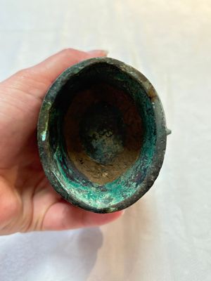 A Chinese archaic bronze food vessel and cover with taotie design, 'zhi 觶', Shang — photo 7