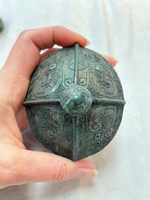 A Chinese archaic bronze food vessel and cover with taotie design, 'zhi 觶', Shang — photo 8