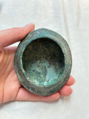 A Chinese archaic bronze food vessel and cover with taotie design, 'zhi 觶', Shang — photo 9