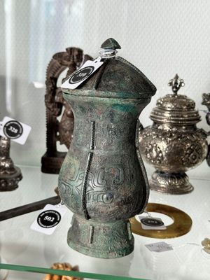 A Chinese archaic bronze food vessel and cover with taotie design, 'zhi 觶', Shang — photo 10