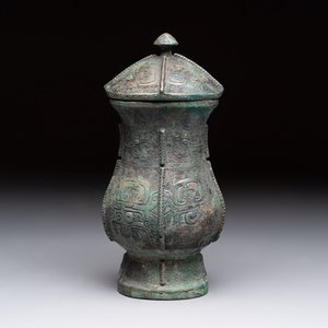A Chinese archaic bronze food vessel and cover with taotie design, 'zhi 觶', Shang — photo 1