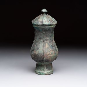 A Chinese archaic bronze food vessel and cover with taotie design, 'zhi 觶', Shang — photo 2