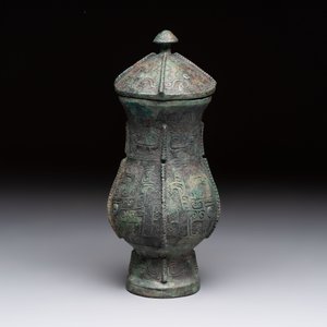 A Chinese archaic bronze food vessel and cover with taotie design, 'zhi 觶', Shang — photo 4