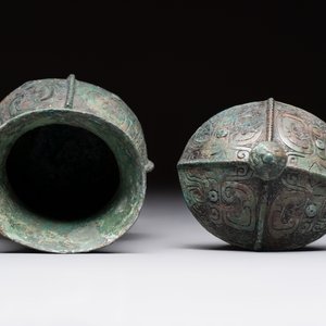 A Chinese archaic bronze food vessel and cover with taotie design, 'zhi 觶', Shang — photo 5