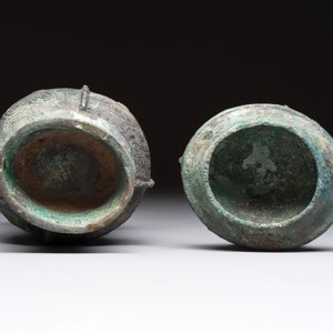 A Chinese archaic bronze food vessel and cover with taotie design, 'zhi 觶', Shang — photo 6
