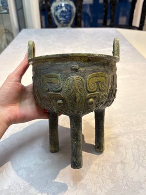 A Chinese archaic bronze food vessel with Taotie design, 'Ding 鼎', late Shang — 照片 1