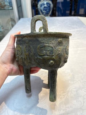 A Chinese archaic bronze food vessel with Taotie design, 'Ding 鼎', late Shang — 照片 2