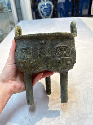 A Chinese archaic bronze food vessel with Taotie design, 'Ding 鼎', late Shang — 照片 3