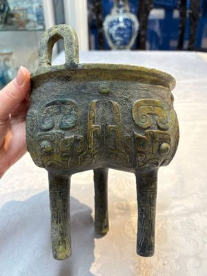 A Chinese archaic bronze food vessel with Taotie design, 'Ding 鼎', late Shang — 照片 6