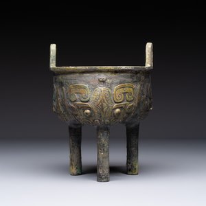 A Chinese archaic bronze food vessel with Taotie design, 'Ding 鼎', late Shang — 照片 2