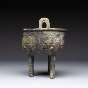 A Chinese archaic bronze food vessel with Taotie design, 'Ding 鼎', late Shang — 照片 3