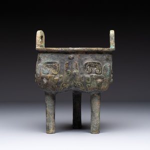 A Chinese archaic bronze food vessel with Taotie design, 'Ding 鼎', late Shang — 照片 4