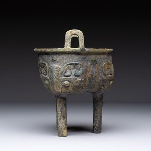 A Chinese archaic bronze food vessel with Taotie design, 'Ding 鼎', late Shang — 照片 5