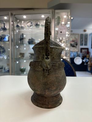 A Chinese archaic bronze food vessel, 'you 卣', Western Zhou — photo 2