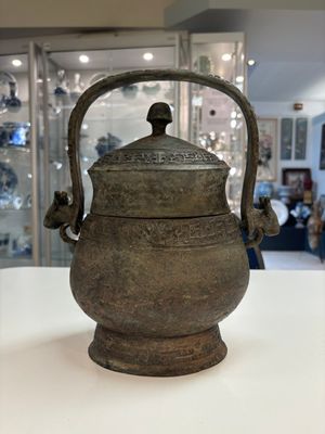 A Chinese archaic bronze food vessel, 'you 卣', Western Zhou — photo 3