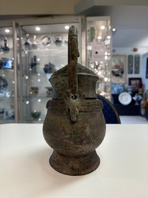A Chinese archaic bronze food vessel, 'you 卣', Western Zhou — photo 4
