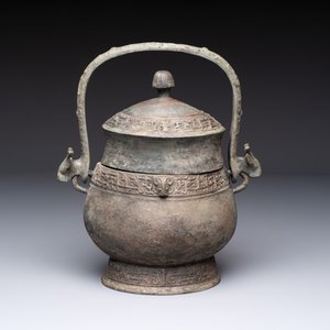A Chinese archaic bronze food vessel, 'you 卣', Western Zhou — photo 4