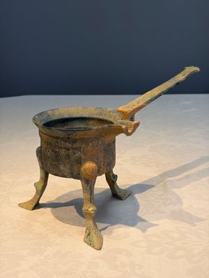 A Chinese archaic bronze food warming vessel, 'Jiao Dou 鐎斗', Han — foto 1