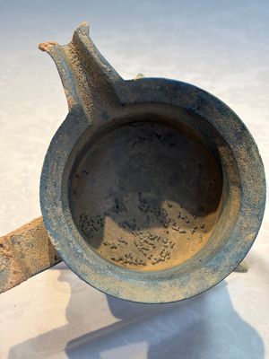 A Chinese archaic bronze food warming vessel, 'Jiao Dou 鐎斗', Han — foto 11