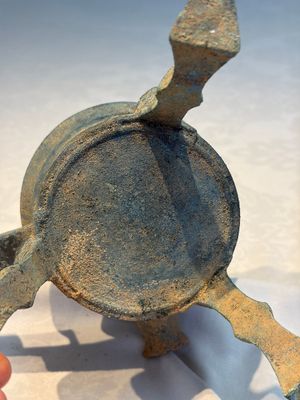 A Chinese archaic bronze food warming vessel, 'Jiao Dou 鐎斗', Han — foto 12