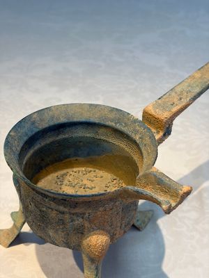 A Chinese archaic bronze food warming vessel, 'Jiao Dou 鐎斗', Han — foto 2
