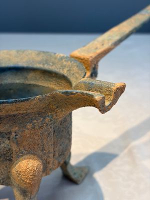 A Chinese archaic bronze food warming vessel, 'Jiao Dou 鐎斗', Han — foto 3