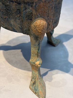 A Chinese archaic bronze food warming vessel, 'Jiao Dou 鐎斗', Han — foto 4