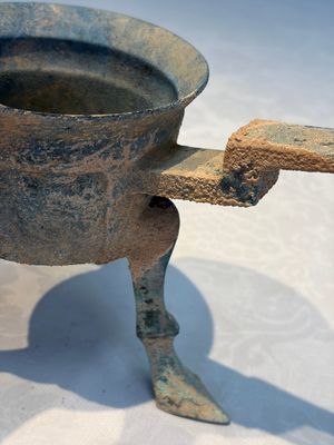 A Chinese archaic bronze food warming vessel, 'Jiao Dou 鐎斗', Han — foto 6
