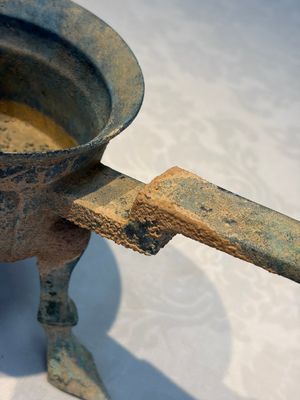 A Chinese archaic bronze food warming vessel, 'Jiao Dou 鐎斗', Han — foto 8