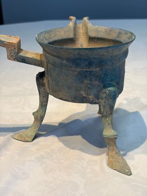 A Chinese archaic bronze food warming vessel, 'Jiao Dou 鐎斗', Han — foto 9