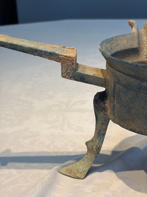 A Chinese archaic bronze food warming vessel, 'Jiao Dou 鐎斗', Han — foto 10