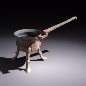 A Chinese archaic bronze food warming vessel, 'Jiao Dou 鐎斗', Han — foto 1