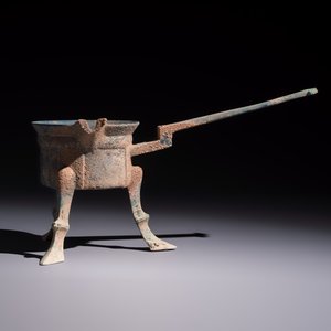 A Chinese archaic bronze food warming vessel, 'Jiao Dou 鐎斗', Han — foto 2