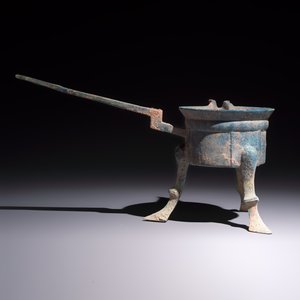 A Chinese archaic bronze food warming vessel, 'Jiao Dou 鐎斗', Han — foto 4