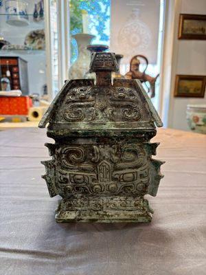 A Chinese archaic bronze inscribed wine vessel with buffalo design, 'fangyi 方彝', Western Zhou — 照片 1