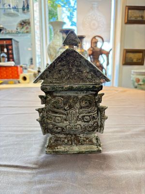 A Chinese archaic bronze inscribed wine vessel with buffalo design, 'fangyi 方彝', Western Zhou — 照片 2