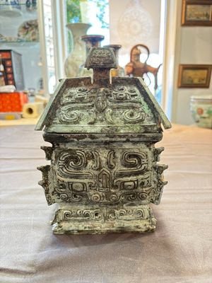 A Chinese archaic bronze inscribed wine vessel with buffalo design, 'fangyi 方彝', Western Zhou — 照片 3