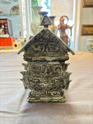 A Chinese archaic bronze inscribed wine vessel with buffalo design, 'fangyi 方彝', Western Zhou — 照片 4